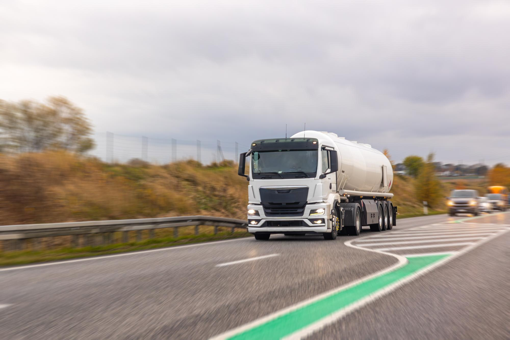 Flota naczep do transportu ładunków wrażliwych.